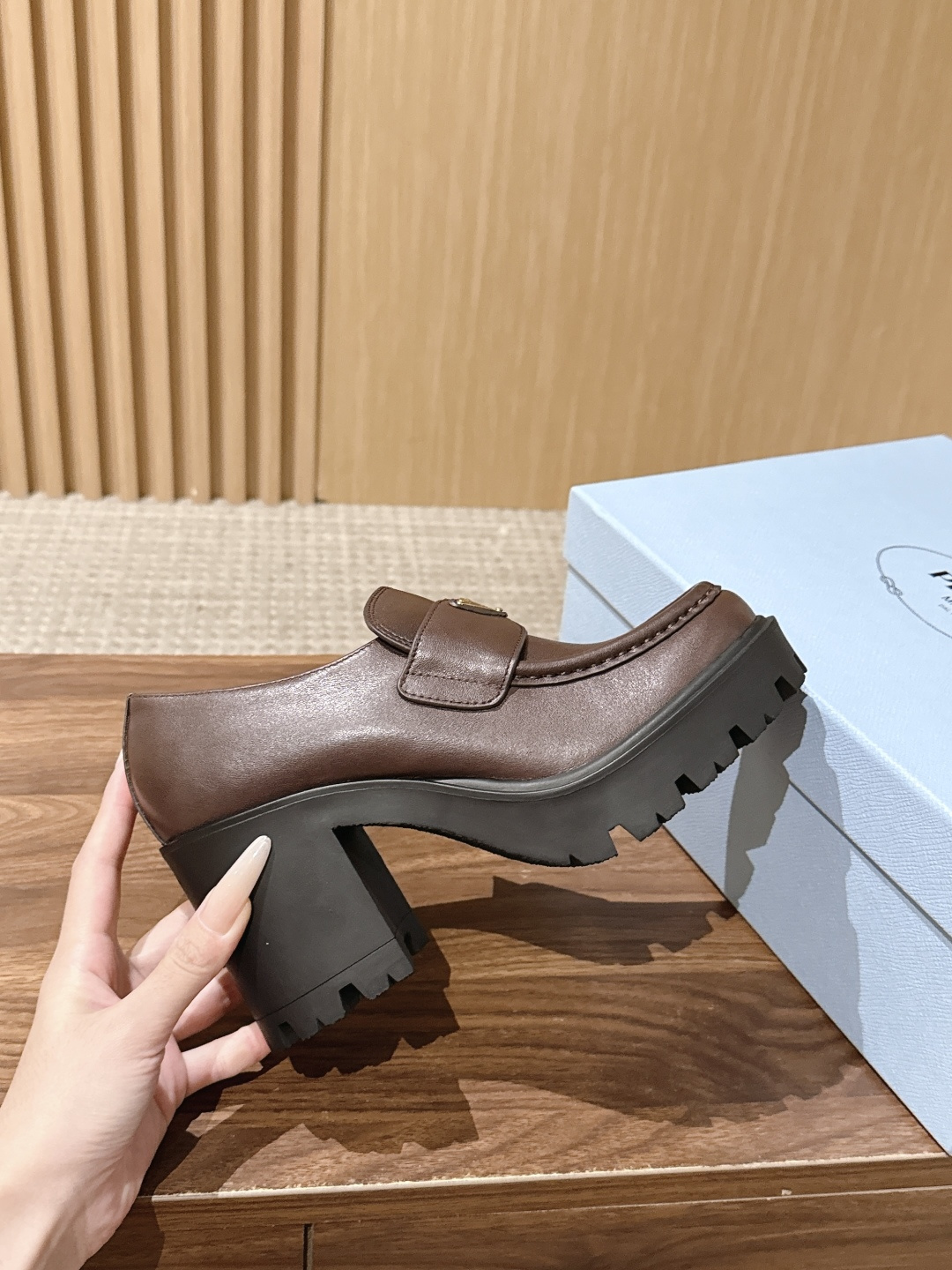 PRADA 普拉达粗跟厚底乐福鞋|复古辣妹本命**鞋 很难不爱这双厚底乐福!进口牛皮细腻有光泽,金属三角标辨识度拉满 8 PRADA 普拉达粗跟厚底乐福鞋|复古辣妹本命**鞋 很难不爱这双厚底乐福!进口牛皮细腻有光泽,金属三角标辨识度拉满 8