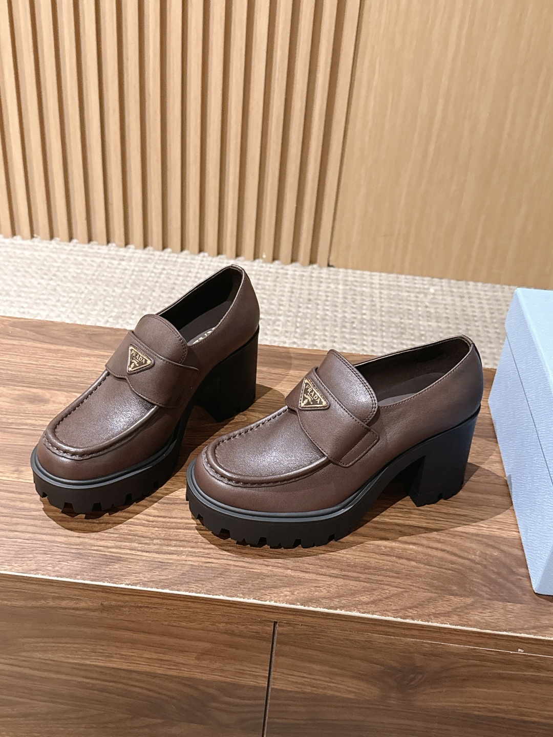 PRADA 普拉达粗跟厚底乐福鞋|复古辣妹本命**鞋 很难不爱这双厚底乐福!进口牛皮细腻有光泽,金属三角标辨识度拉满 8 PRADA 普拉达粗跟厚底乐福鞋|复古辣妹本命**鞋 很难不爱这双厚底乐福!进口牛皮细腻有光泽,金属三角标辨识度拉满 8