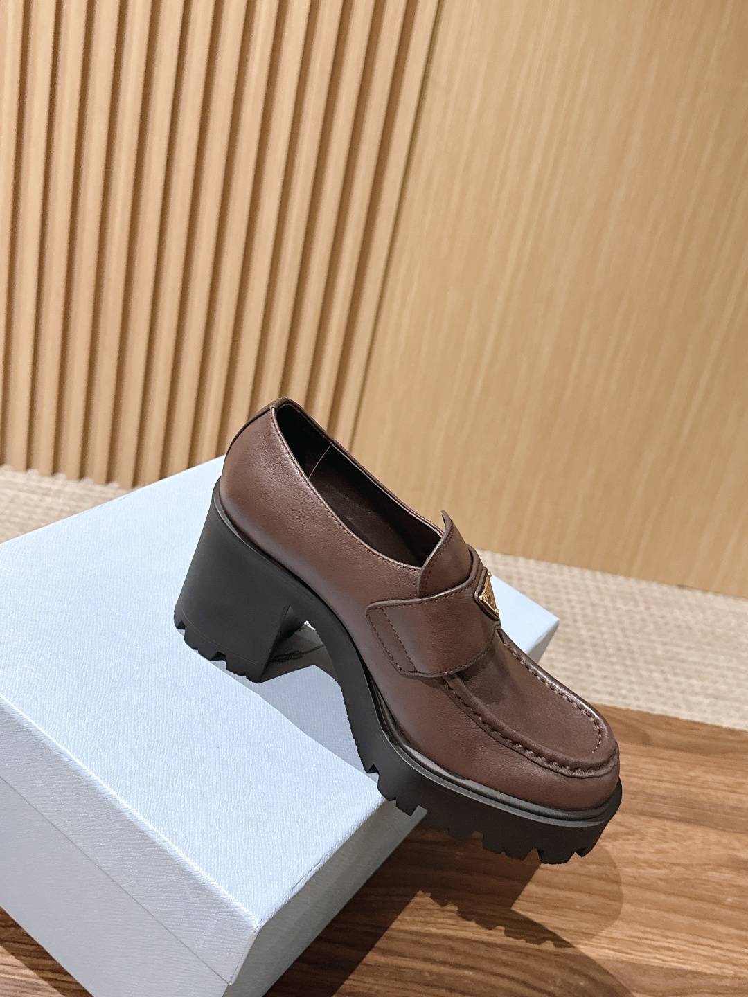 PRADA 普拉达粗跟厚底乐福鞋|复古辣妹本命**鞋 很难不爱这双厚底乐福!进口牛皮细腻有光泽,金属三角标辨识度拉满 8 PRADA 普拉达粗跟厚底乐福鞋|复古辣妹本命**鞋 很难不爱这双厚底乐福!进口牛皮细腻有光泽,金属三角标辨识度拉满 8