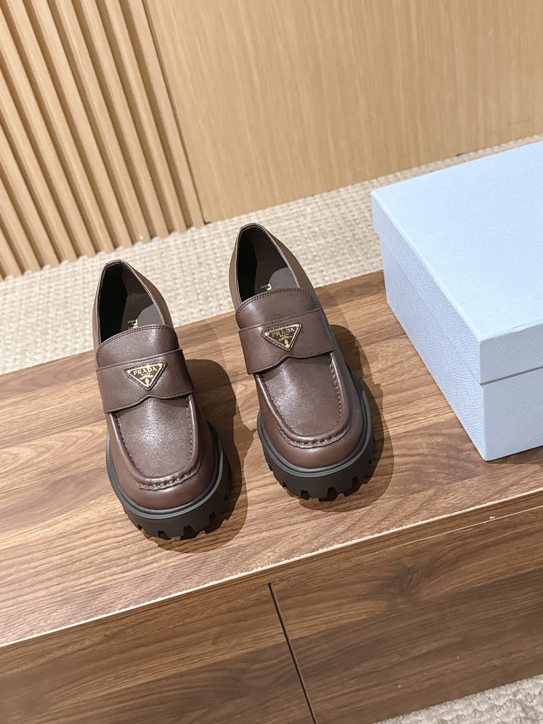 PRADA 普拉达粗跟厚底乐福鞋|复古辣妹本命**鞋 很难不爱这双厚底乐福!进口牛皮细腻有光泽,金属三角标辨识度拉满 8 PRADA 普拉达粗跟厚底乐福鞋|复古辣妹本命**鞋 很难不爱这双厚底乐福!进口牛皮细腻有光泽,金属三角标辨识度拉满 8