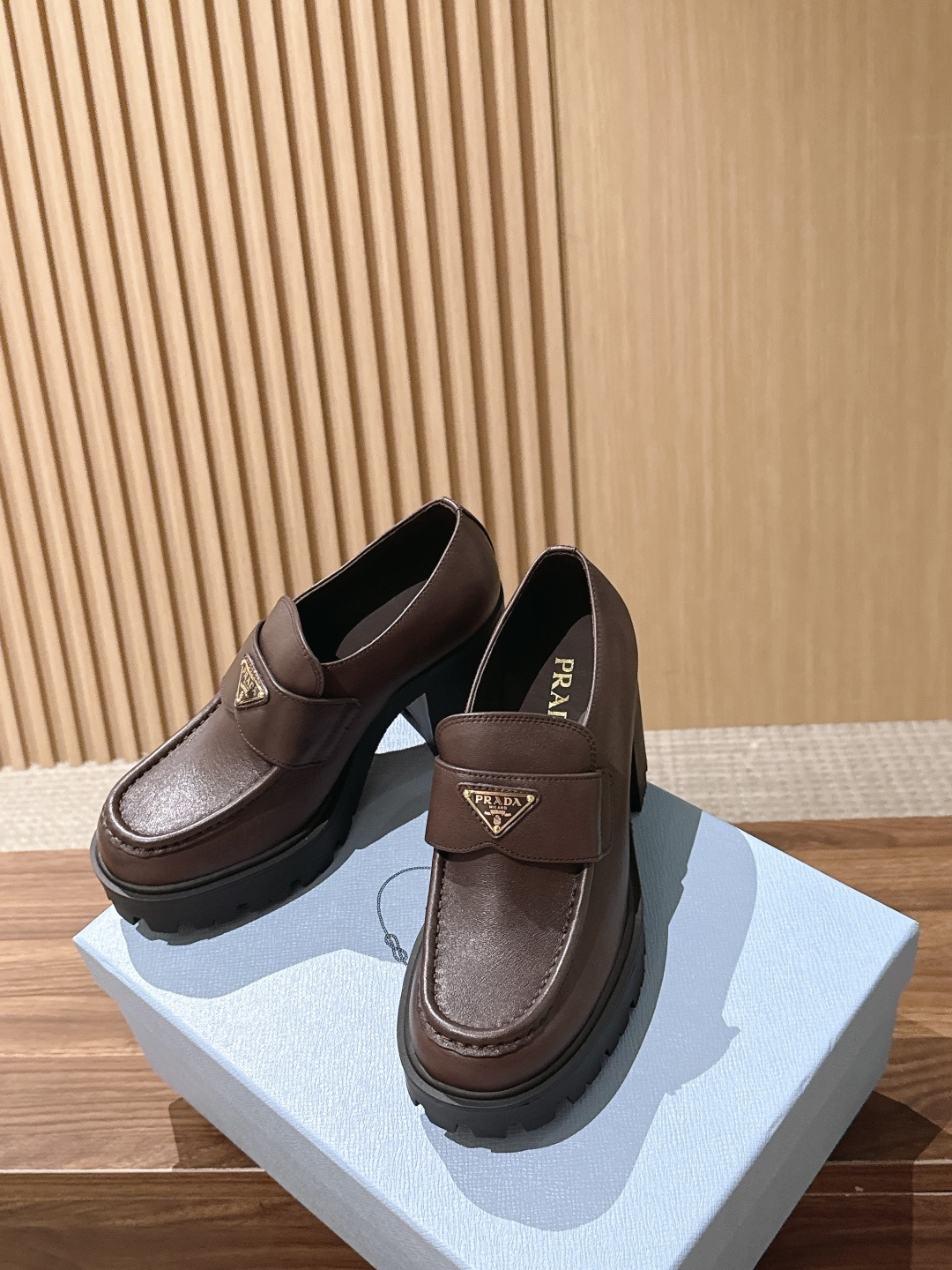 PRADA 普拉达粗跟厚底乐福鞋|复古辣妹本命**鞋 很难不爱这双厚底乐福!进口牛皮细腻有光泽,金属三角标辨识度拉满 8 PRADA 普拉达粗跟厚底乐福鞋|复古辣妹本命**鞋 很难不爱这双厚底乐福!进口牛皮细腻有光泽,金属三角标辨识度拉满 8