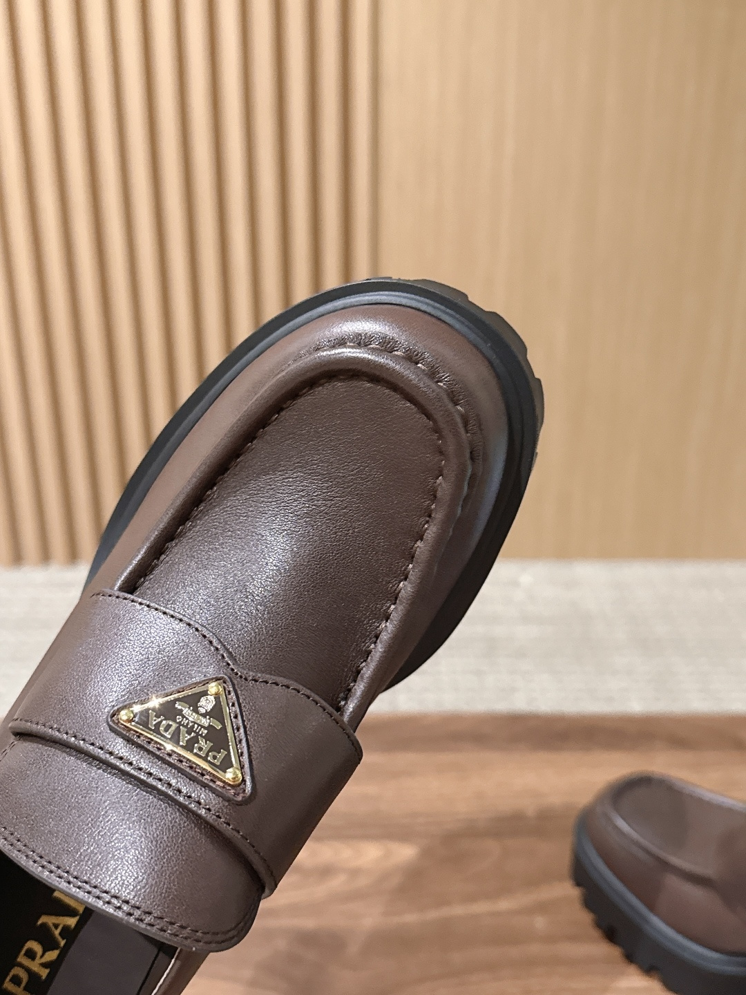PRADA 普拉达粗跟厚底乐福鞋|复古辣妹本命**鞋 很难不爱这双厚底乐福!进口牛皮细腻有光泽,金属三角标辨识度拉满 8 PRADA 普拉达粗跟厚底乐福鞋|复古辣妹本命**鞋 很难不爱这双厚底乐福!进口牛皮细腻有光泽,金属三角标辨识度拉满 8