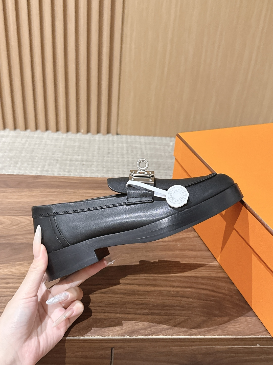 𝐇𝐄𝐑𝐌È𝐒 𝐇𝐞𝐑𝐢𝐭𝐚𝐆𝐞 爱马仕新款小牛皮乐福鞋，搭配经典镀钯超大Kelly鞋扣，打造前卫造型.  🧡特定意大利A