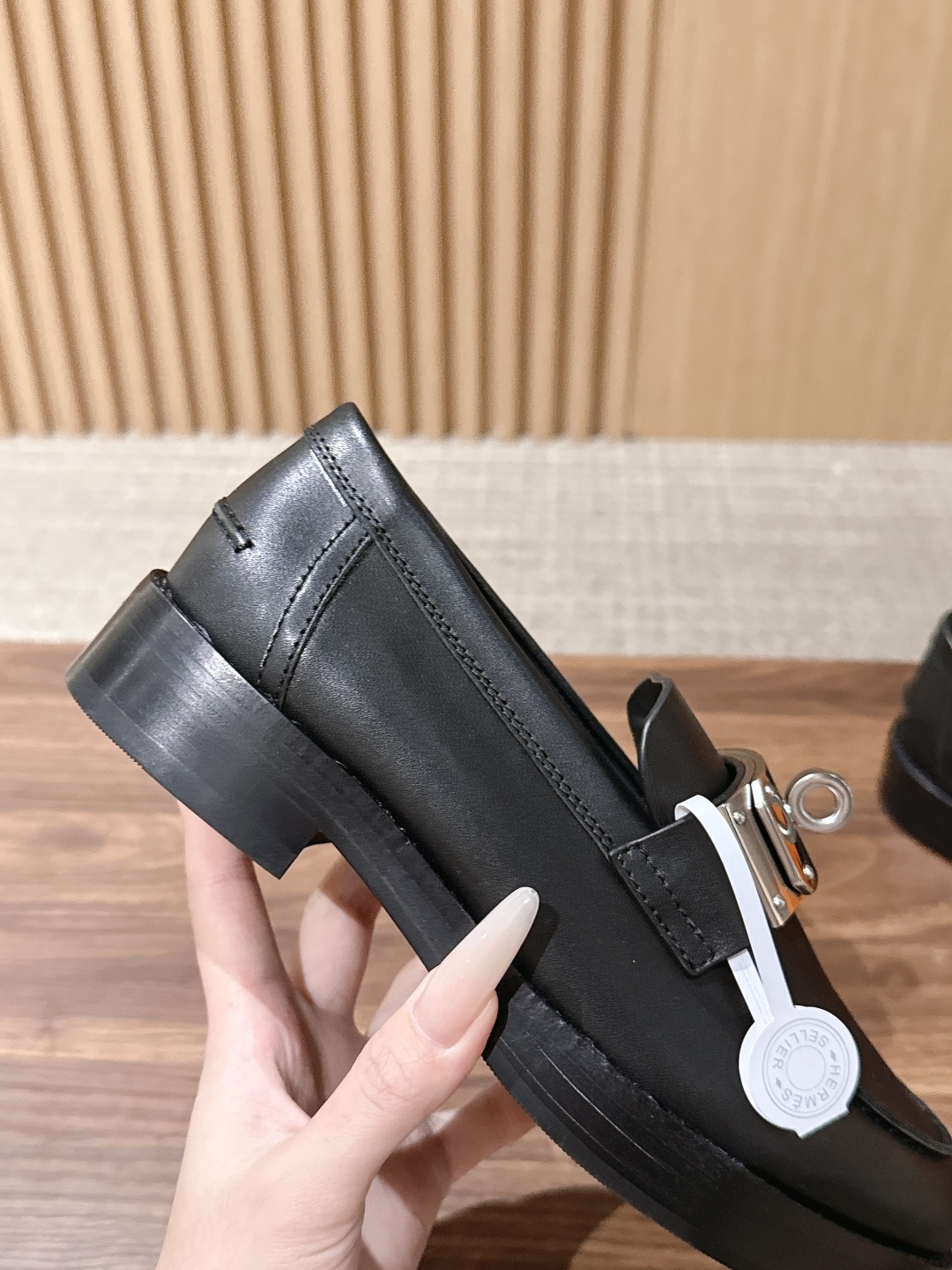 𝐇𝐄𝐑𝐌È𝐒 𝐇𝐞𝐑𝐢𝐭𝐚𝐆𝐞 爱马仕新款小牛皮乐福鞋，搭配经典镀钯超大Kelly鞋扣，打造前卫造型.  🧡特定意大利A