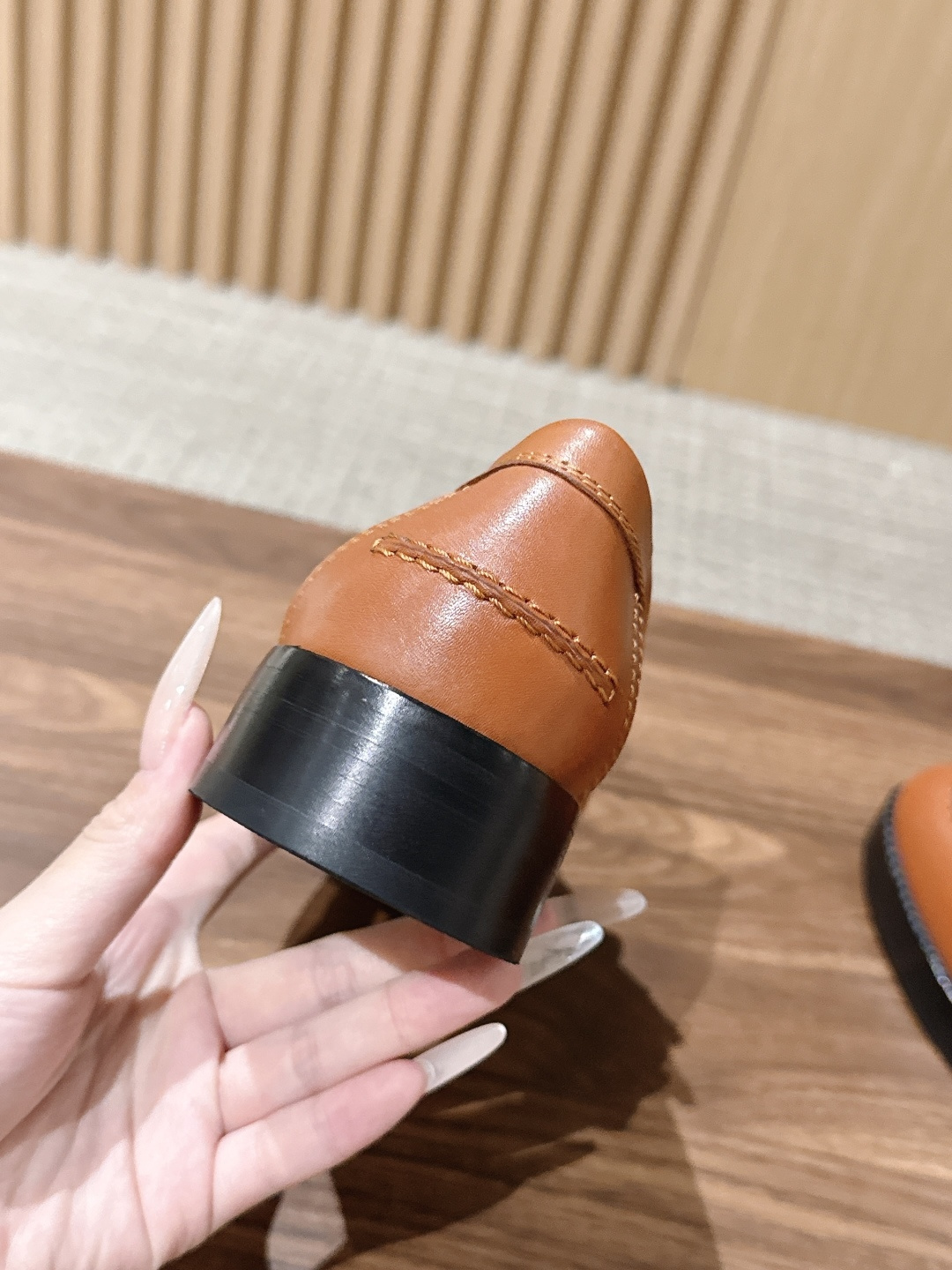 𝐇𝐄𝐑𝐌È𝐒 𝐇𝐞𝐑𝐢𝐭𝐚𝐆𝐞 爱马仕新款小牛皮乐福鞋,搭配经典镀钯超大Kelly鞋扣,打造前卫造型. 🧡特定意大利A 𝐇𝐄𝐑𝐌È𝐒 𝐇𝐞𝐑𝐢𝐭𝐚𝐆𝐞 爱马仕新款小牛皮乐福鞋,搭配经典镀钯超大Kelly鞋扣,打造前卫造型. 🧡特定意大利A