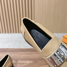 𝐇𝐄𝐑𝐌È𝐒 𝐇𝐞𝐑𝐢𝐭𝐚𝐆𝐞 爱马仕新款小牛皮乐福鞋,搭配经典镀钯超大Kelly鞋扣,打造前卫造型. 🧡特定意大利A 𝐇𝐄𝐑𝐌È𝐒 𝐇𝐞𝐑𝐢𝐭𝐚𝐆𝐞 爱马仕新款小牛皮乐福鞋,搭配经典镀钯超大Kelly鞋扣,打造前卫造型. 🧡特定意大利A