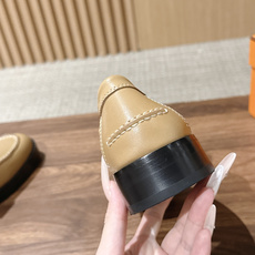 𝐇𝐄𝐑𝐌È𝐒 𝐇𝐞𝐑𝐢𝐭𝐚𝐆𝐞 爱马仕新款小牛皮乐福鞋,搭配经典镀钯超大Kelly鞋扣,打造前卫造型. 🧡特定意大利A 𝐇𝐄𝐑𝐌È𝐒 𝐇𝐞𝐑𝐢𝐭𝐚𝐆𝐞 爱马仕新款小牛皮乐福鞋,搭配经典镀钯超大Kelly鞋扣,打造前卫造型. 🧡特定意大利A