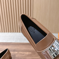 𝐇𝐄𝐑𝐌È𝐒 𝐇𝐞𝐑𝐢𝐭𝐚𝐆𝐞 爱马仕新款小牛皮乐福鞋,搭配经典镀钯超大Kelly鞋扣,打造前卫造型. 🧡特定意大利A 𝐇𝐄𝐑𝐌È𝐒 𝐇𝐞𝐑𝐢𝐭𝐚𝐆𝐞 爱马仕新款小牛皮乐福鞋,搭配经典镀钯超大Kelly鞋扣,打造前卫造型. 🧡特定意大利A