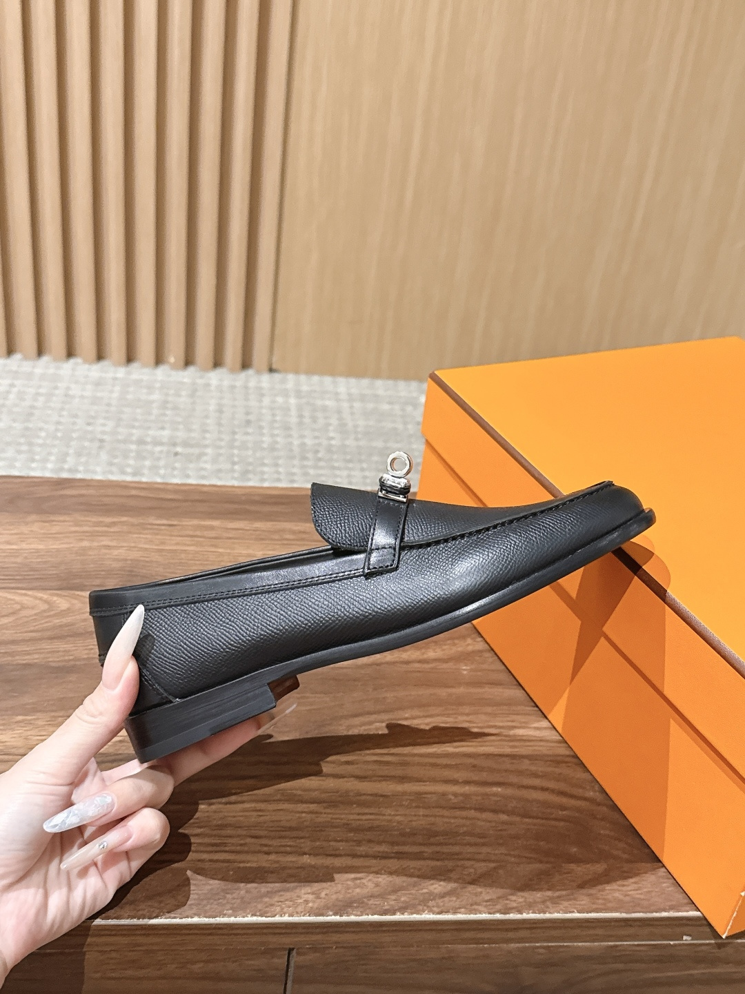 𝐇𝐞𝐫𝐦𝐞𝐬 𝐃𝐞𝐬𝐭𝐢𝐧# 爱马仕Kelly扣乐福鞋/穆勒单鞋 把经典发挥到极致✔︎ 🧡长相奇奇怪怪又可可爱爱,这分明 𝐇𝐞𝐫𝐦𝐞𝐬 𝐃𝐞𝐬𝐭𝐢𝐧# 爱马仕Kelly扣乐福鞋/穆勒单鞋 把经典发挥到极致✔︎ 🧡长相奇奇怪怪又可可爱爱,这分明