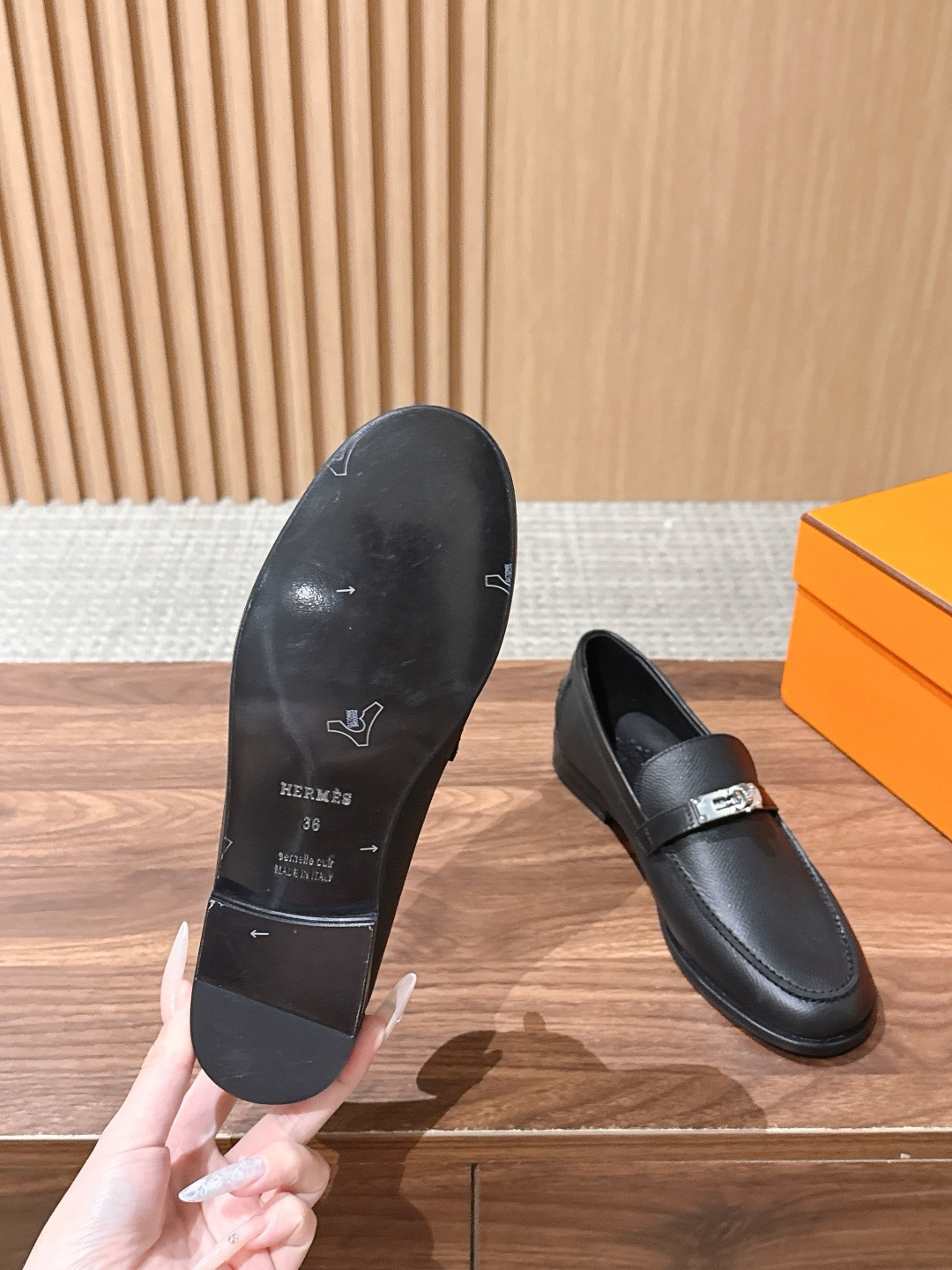 𝐇𝐞𝐫𝐦𝐞𝐬 𝐃𝐞𝐬𝐭𝐢𝐧# 爱马仕Kelly扣乐福鞋/穆勒单鞋 把经典发挥到极致✔︎ 🧡长相奇奇怪怪又可可爱爱,这分明 𝐇𝐞𝐫𝐦𝐞𝐬 𝐃𝐞𝐬𝐭𝐢𝐧# 爱马仕Kelly扣乐福鞋/穆勒单鞋 把经典发挥到极致✔︎ 🧡长相奇奇怪怪又可可爱爱,这分明