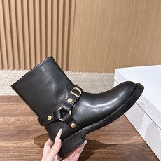 Dior Bolt 迪奥新款短靴·骑士风金属扣机车靴 复古金标,解锁松弛贵气感 经典Dior金属字母饰带是点睛之笔 Dior Bolt 迪奥新款短靴·骑士风金属扣机车靴 复古金标,解锁松弛贵气感 经典Dior金属字母饰带是点睛之笔