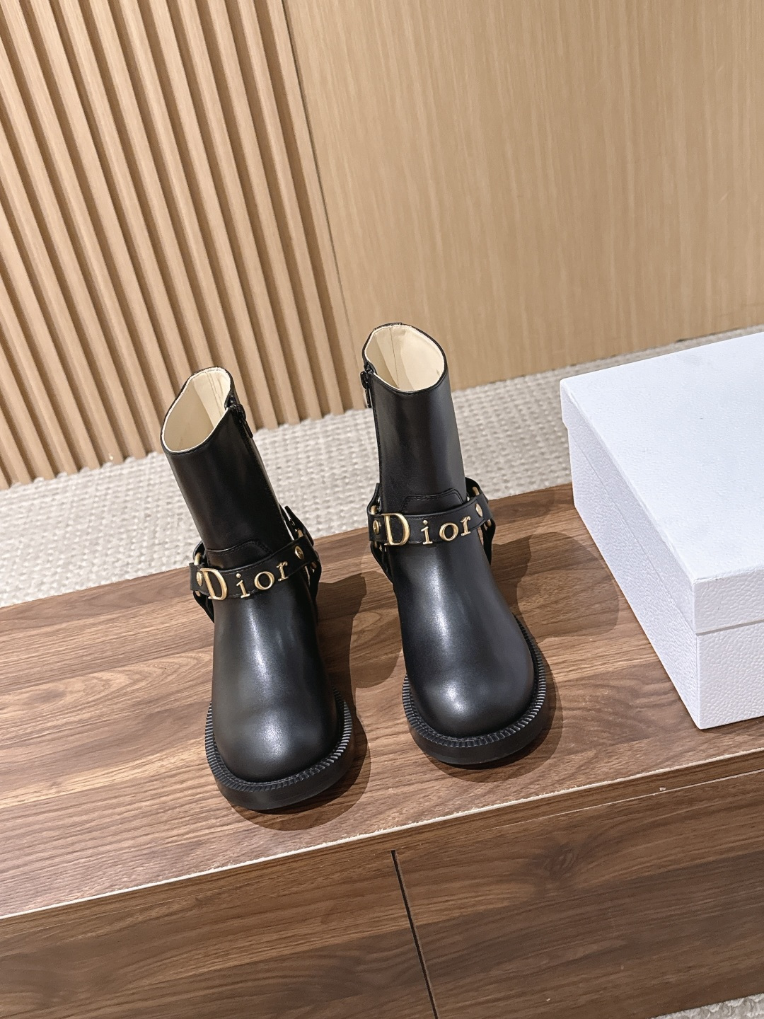 Dior Bolt 迪奥新款短靴·骑士风金属扣机车靴    复古金标，解锁松弛贵气感 经典Dior金属字母饰带是点睛之笔