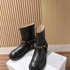Dior Bolt 迪奥新款短靴·骑士风金属扣机车靴 复古金标,解锁松弛贵气感 经典Dior金属字母饰带是点睛之笔 Dior Bolt 迪奥新款短靴·骑士风金属扣机车靴 复古金标,解锁松弛贵气感 经典Dior金属字母饰带是点睛之笔