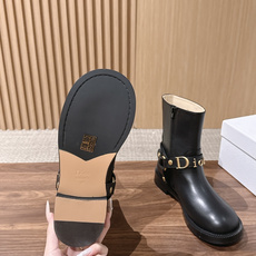 Dior Bolt 迪奥新款短靴·骑士风金属扣机车靴 复古金标,解锁松弛贵气感 经典Dior金属字母饰带是点睛之笔 Dior Bolt 迪奥新款短靴·骑士风金属扣机车靴 复古金标,解锁松弛贵气感 经典Dior金属字母饰带是点睛之笔