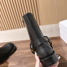 Dior Bolt 迪奥新款短靴·骑士风金属扣机车靴 复古金标,解锁松弛贵气感 经典Dior金属字母饰带是点睛之笔 Dior Bolt 迪奥新款短靴·骑士风金属扣机车靴 复古金标,解锁松弛贵气感 经典Dior金属字母饰带是点睛之笔
