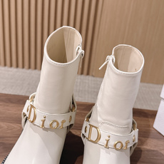 Dior Bolt 迪奥新款短靴·骑士风金属扣机车靴 复古金标,解锁松弛贵气感 经典Dior金属字母饰带是点睛之笔 Dior Bolt 迪奥新款短靴·骑士风金属扣机车靴 复古金标,解锁松弛贵气感 经典Dior金属字母饰带是点睛之笔