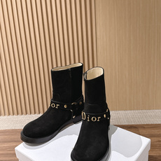 Dior Bolt 迪奥新款短靴·骑士风金属扣机车靴 复古金标,解锁松弛贵气感 经典Dior金属字母饰带是点睛之笔 Dior Bolt 迪奥新款短靴·骑士风金属扣机车靴 复古金标,解锁松弛贵气感 经典Dior金属字母饰带是点睛之笔