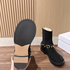 Dior Bolt 迪奥新款短靴·骑士风金属扣机车靴 复古金标,解锁松弛贵气感 经典Dior金属字母饰带是点睛之笔 Dior Bolt 迪奥新款短靴·骑士风金属扣机车靴 复古金标,解锁松弛贵气感 经典Dior金属字母饰带是点睛之笔