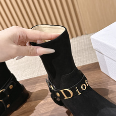Dior Bolt 迪奥新款短靴·骑士风金属扣机车靴 复古金标,解锁松弛贵气感 经典Dior金属字母饰带是点睛之笔 Dior Bolt 迪奥新款短靴·骑士风金属扣机车靴 复古金标,解锁松弛贵气感 经典Dior金属字母饰带是点睛之笔
