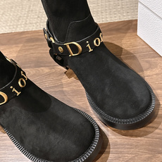 Dior Bolt 迪奥新款短靴·骑士风金属扣机车靴 复古金标,解锁松弛贵气感 经典Dior金属字母饰带是点睛之笔 Dior Bolt 迪奥新款短靴·骑士风金属扣机车靴 复古金标,解锁松弛贵气感 经典Dior金属字母饰带是点睛之笔