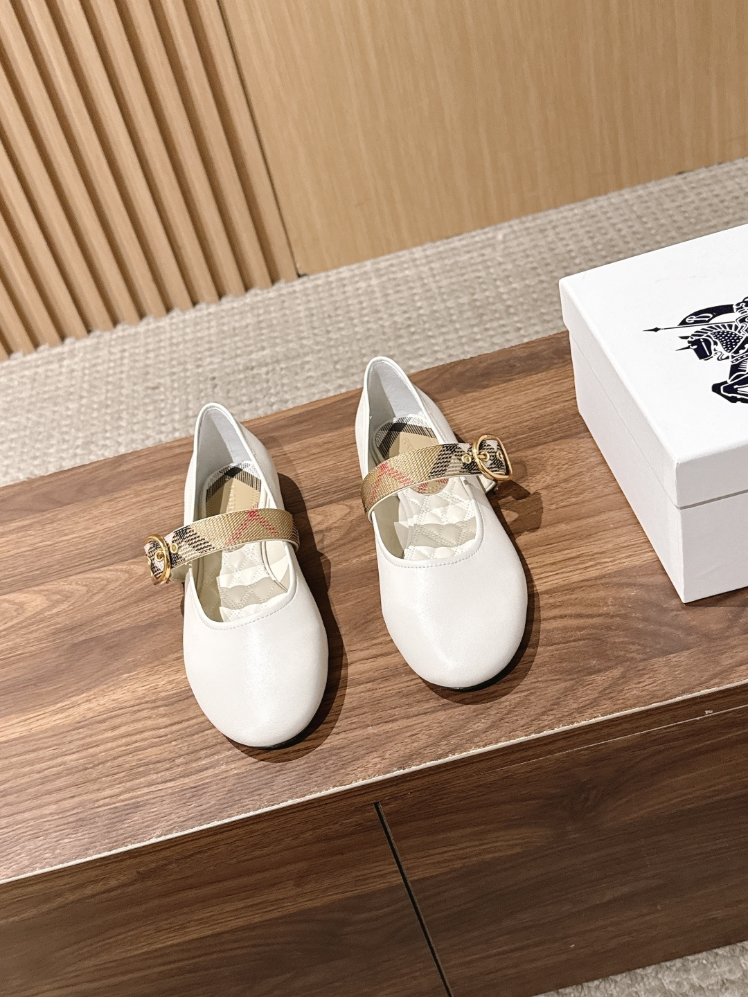 【莞产】Burberry 巴宝莉新品格纹平底芭蕾舞鞋 经典格纹铺陈老钱风格调,芭蕾鞋型柔和衬脚,玛丽珍搭扣简约利落,平底 【莞产】Burberry 巴宝莉新品格纹平底芭蕾舞鞋 经典格纹铺陈老钱风格调,芭蕾鞋型柔和衬脚,玛丽珍搭扣简约利落,平底