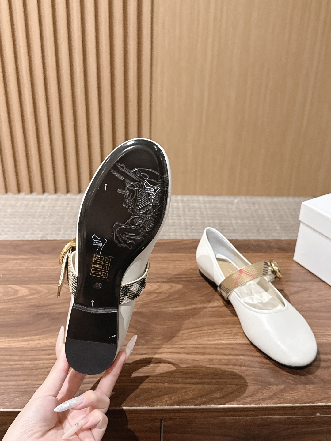 【莞产】Burberry 巴宝莉新品格纹平底芭蕾舞鞋 经典格纹铺陈老钱风格调,芭蕾鞋型柔和衬脚,玛丽珍搭扣简约利落,平底 【莞产】Burberry 巴宝莉新品格纹平底芭蕾舞鞋 经典格纹铺陈老钱风格调,芭蕾鞋型柔和衬脚,玛丽珍搭扣简约利落,平底