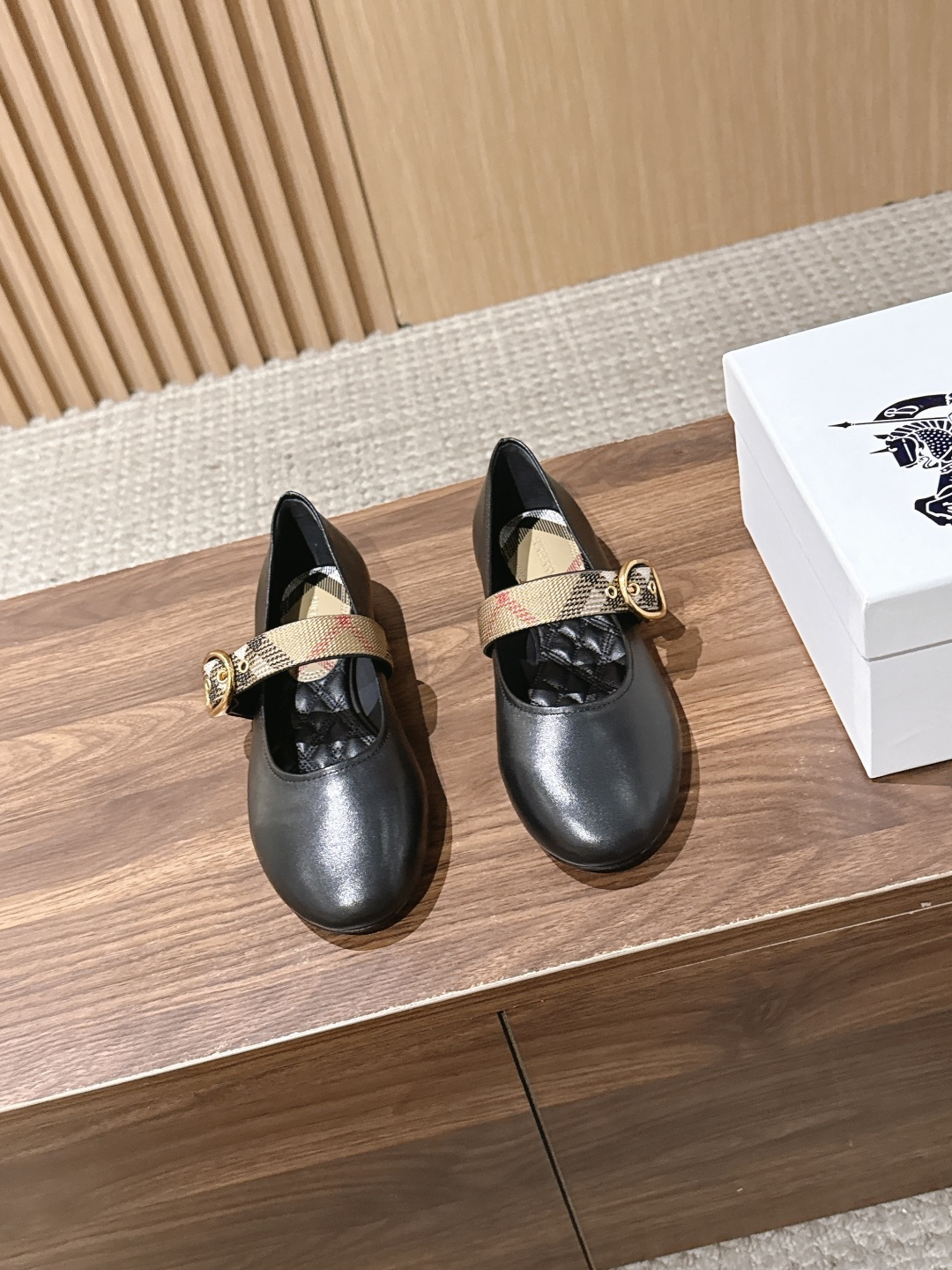 【莞产】Burberry 巴宝莉新品格纹平底芭蕾舞鞋 经典格纹铺陈老钱风格调,芭蕾鞋型柔和衬脚,玛丽珍搭扣简约利落,平底 【莞产】Burberry 巴宝莉新品格纹平底芭蕾舞鞋 经典格纹铺陈老钱风格调,芭蕾鞋型柔和衬脚,玛丽珍搭扣简约利落,平底