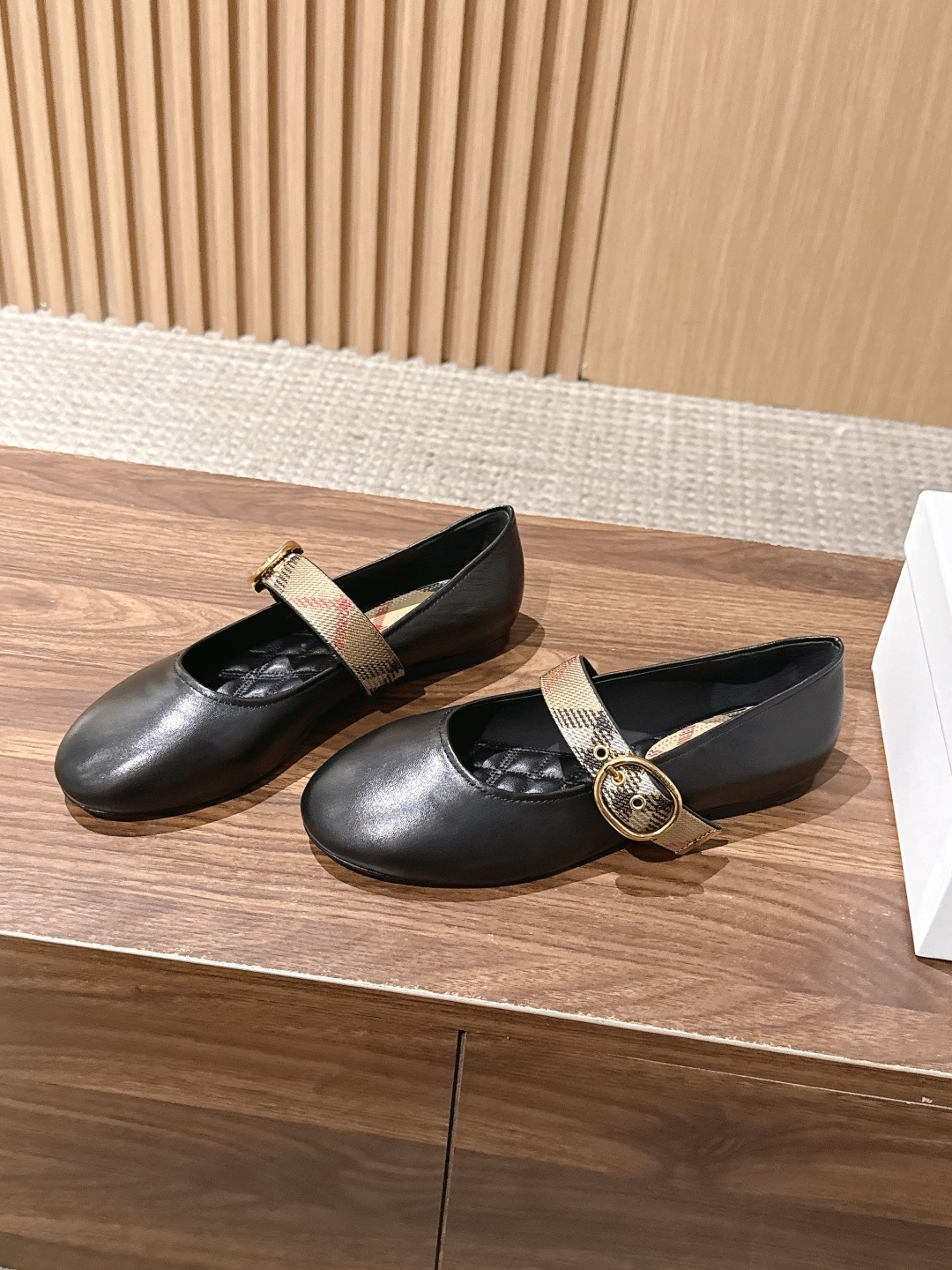 【莞产】Burberry 巴宝莉新品格纹平底芭蕾舞鞋 经典格纹铺陈老钱风格调,芭蕾鞋型柔和衬脚,玛丽珍搭扣简约利落,平底 【莞产】Burberry 巴宝莉新品格纹平底芭蕾舞鞋 经典格纹铺陈老钱风格调,芭蕾鞋型柔和衬脚,玛丽珍搭扣简约利落,平底