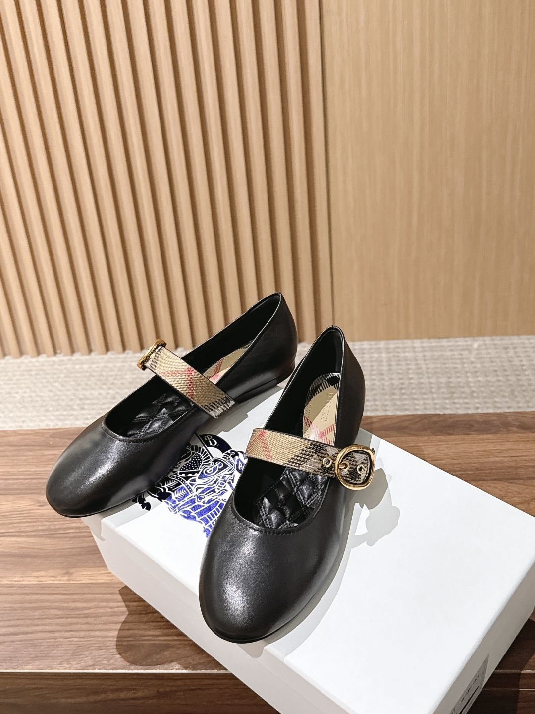 【莞产】Burberry 巴宝莉新品格纹平底芭蕾舞鞋 经典格纹铺陈老钱风格调,芭蕾鞋型柔和衬脚,玛丽珍搭扣简约利落,平底 【莞产】Burberry 巴宝莉新品格纹平底芭蕾舞鞋 经典格纹铺陈老钱风格调,芭蕾鞋型柔和衬脚,玛丽珍搭扣简约利落,平底