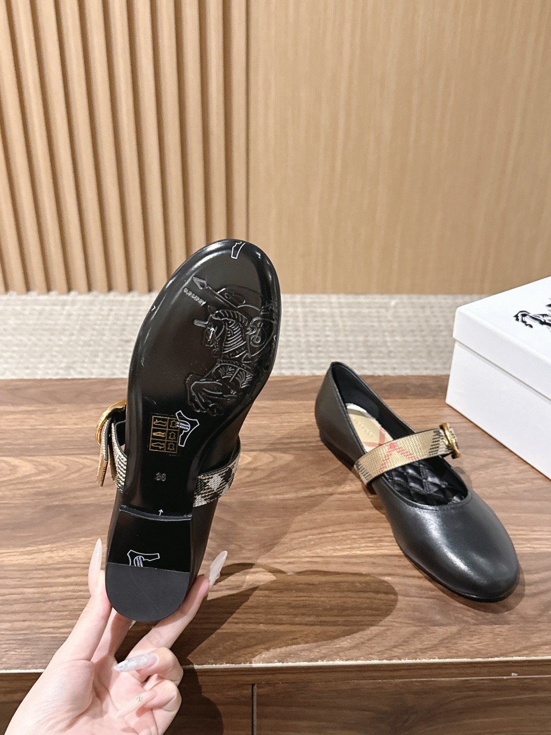【莞产】Burberry 巴宝莉新品格纹平底芭蕾舞鞋 经典格纹铺陈老钱风格调,芭蕾鞋型柔和衬脚,玛丽珍搭扣简约利落,平底 【莞产】Burberry 巴宝莉新品格纹平底芭蕾舞鞋 经典格纹铺陈老钱风格调,芭蕾鞋型柔和衬脚,玛丽珍搭扣简约利落,平底