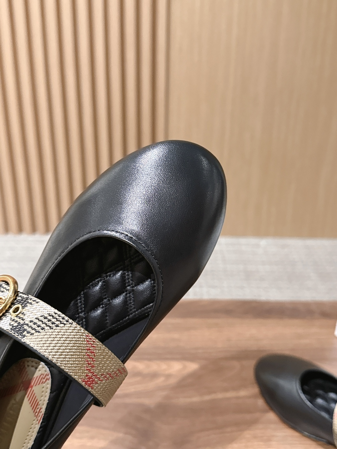 【莞产】Burberry 巴宝莉新品格纹平底芭蕾舞鞋 经典格纹铺陈老钱风格调,芭蕾鞋型柔和衬脚,玛丽珍搭扣简约利落,平底 【莞产】Burberry 巴宝莉新品格纹平底芭蕾舞鞋 经典格纹铺陈老钱风格调,芭蕾鞋型柔和衬脚,玛丽珍搭扣简约利落,平底
