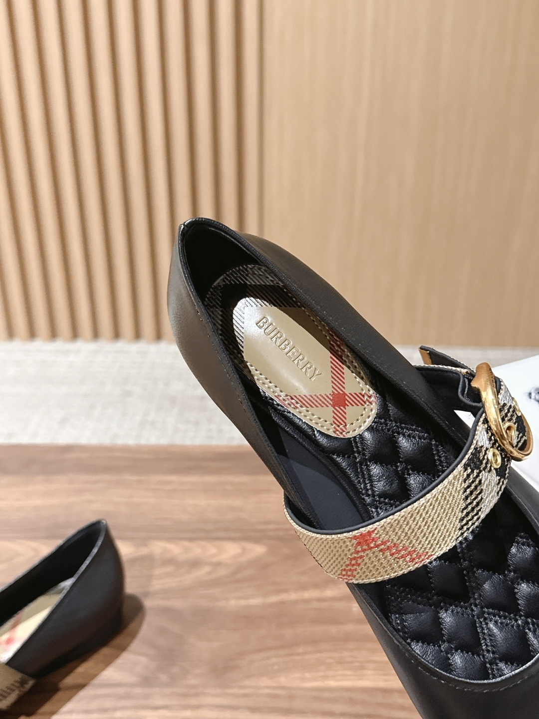 【莞产】Burberry 巴宝莉新品格纹平底芭蕾舞鞋 经典格纹铺陈老钱风格调,芭蕾鞋型柔和衬脚,玛丽珍搭扣简约利落,平底 【莞产】Burberry 巴宝莉新品格纹平底芭蕾舞鞋 经典格纹铺陈老钱风格调,芭蕾鞋型柔和衬脚,玛丽珍搭扣简约利落,平底