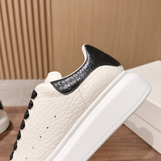 男+10 【黑皮米白面】Alexander McQueen 麦昆当之无愧算是小白鞋里的经典之王 市面上做的人也确实不在 男+10 【黑皮米白面】Alexander McQueen 麦昆当之无愧算是小白鞋里的经典之王 市面上做的人也确实不在