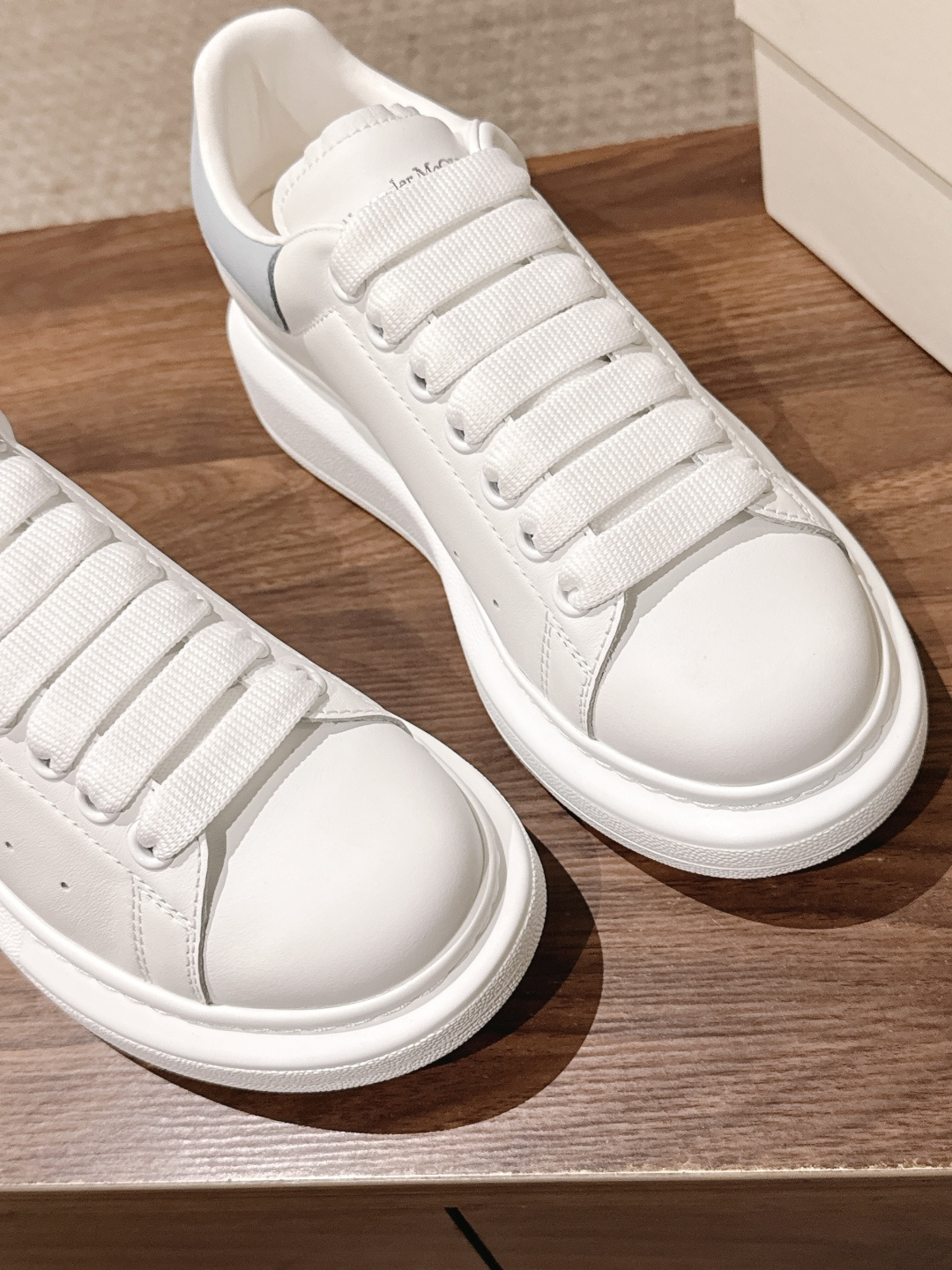 男+10 【浅蓝色皮尾】Alexander McQueen 麦昆当之无愧算是小白鞋里的经典之王 市面上做的人也确实不在 男+10 【浅蓝色皮尾】Alexander McQueen 麦昆当之无愧算是小白鞋里的经典之王 市面上做的人也确实不在