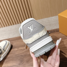 #限男码 Louis Vuitton #路易威登休闲运动鞋 滑板鞋 经典回归每一个都不想错过!整个鞋身都有LVMonog #限男码 Louis Vuitton #路易威登休闲运动鞋 滑板鞋 经典回归每一个都不想错过!整个鞋身都有LVMonog