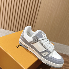 #限男码 Louis Vuitton #路易威登休闲运动鞋 滑板鞋 经典回归每一个都不想错过!整个鞋身都有LVMonog #限男码 Louis Vuitton #路易威登休闲运动鞋 滑板鞋 经典回归每一个都不想错过!整个鞋身都有LVMonog
