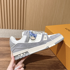 #限男码 Louis Vuitton #路易威登休闲运动鞋 滑板鞋 经典回归每一个都不想错过!整个鞋身都有LVMonog #限男码 Louis Vuitton #路易威登休闲运动鞋 滑板鞋 经典回归每一个都不想错过!整个鞋身都有LVMonog