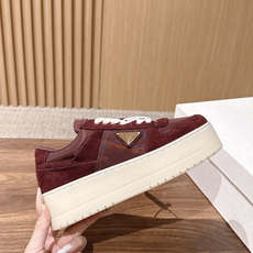 PRADA 普拉达新款厚底休闲鞋 鞋侧的△三角标标志性元素,提升品牌辨识度。 整体线条简洁利落,适配多元风格。厚底的“复 PRADA 普拉达新款厚底休闲鞋 鞋侧的△三角标标志性元素,提升品牌辨识度。 整体线条简洁利落,适配多元风格。厚底的“复