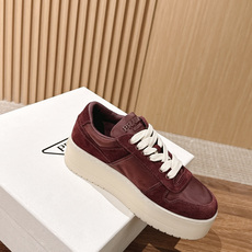 PRADA 普拉达新款厚底休闲鞋 鞋侧的△三角标标志性元素,提升品牌辨识度。 整体线条简洁利落,适配多元风格。厚底的“复 PRADA 普拉达新款厚底休闲鞋 鞋侧的△三角标标志性元素,提升品牌辨识度。 整体线条简洁利落,适配多元风格。厚底的“复