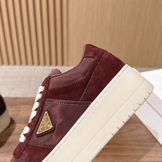 PRADA 普拉达新款厚底休闲鞋 鞋侧的△三角标标志性元素,提升品牌辨识度。 整体线条简洁利落,适配多元风格。厚底的“复 PRADA 普拉达新款厚底休闲鞋 鞋侧的△三角标标志性元素,提升品牌辨识度。 整体线条简洁利落,适配多元风格。厚底的“复
