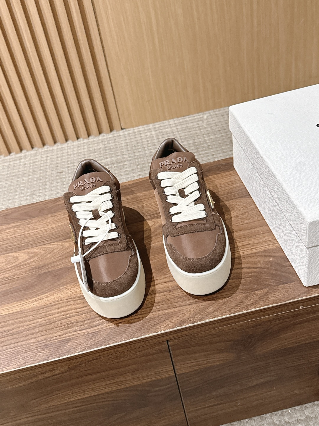 PRADA 普拉达新款厚底休闲鞋 鞋侧的△三角标标志性元素，提升品牌辨识度。 整体线条简洁利落，适配多元风格。厚底的“复