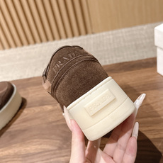 PRADA 普拉达新款厚底休闲鞋 鞋侧的△三角标标志性元素,提升品牌辨识度。 整体线条简洁利落,适配多元风格。厚底的“复 PRADA 普拉达新款厚底休闲鞋 鞋侧的△三角标标志性元素,提升品牌辨识度。 整体线条简洁利落,适配多元风格。厚底的“复