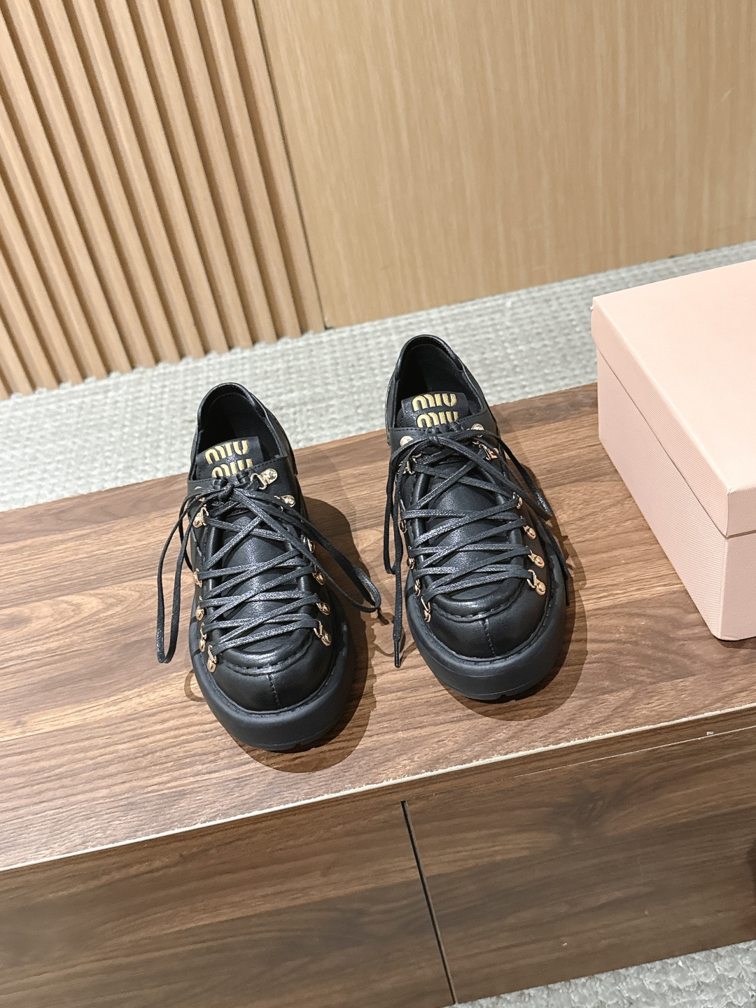 Miu Miu 缪缪新款复古登山风厚底鞋｜登山靴的系带设计，金属扣+交叉绑带细节感满满 细腻牛皮材质，鞋舌金色logo，