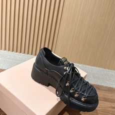 Miu Miu 缪缪新款复古登山风厚底鞋|登山靴的系带设计,金属扣+交叉绑带细节感满满 细腻牛皮材质,鞋舌金色logo, Miu Miu 缪缪新款复古登山风厚底鞋|登山靴的系带设计,金属扣+交叉绑带细节感满满 细腻牛皮材质,鞋舌金色logo,