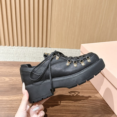 Miu Miu 缪缪新款复古登山风厚底鞋|登山靴的系带设计,金属扣+交叉绑带细节感满满 细腻牛皮材质,鞋舌金色logo, Miu Miu 缪缪新款复古登山风厚底鞋|登山靴的系带设计,金属扣+交叉绑带细节感满满 细腻牛皮材质,鞋舌金色logo,