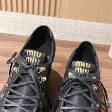 Miu Miu 缪缪新款复古登山风厚底鞋|登山靴的系带设计,金属扣+交叉绑带细节感满满 细腻牛皮材质,鞋舌金色logo, Miu Miu 缪缪新款复古登山风厚底鞋|登山靴的系带设计,金属扣+交叉绑带细节感满满 细腻牛皮材质,鞋舌金色logo,