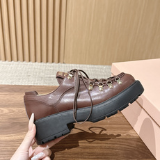 Miu Miu 缪缪新款复古登山风厚底鞋|登山靴的系带设计,金属扣+交叉绑带细节感满满 细腻牛皮材质,鞋舌金色logo, Miu Miu 缪缪新款复古登山风厚底鞋|登山靴的系带设计,金属扣+交叉绑带细节感满满 细腻牛皮材质,鞋舌金色logo,