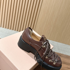 Miu Miu 缪缪新款复古登山风厚底鞋|登山靴的系带设计,金属扣+交叉绑带细节感满满 细腻牛皮材质,鞋舌金色logo, Miu Miu 缪缪新款复古登山风厚底鞋|登山靴的系带设计,金属扣+交叉绑带细节感满满 细腻牛皮材质,鞋舌金色logo,