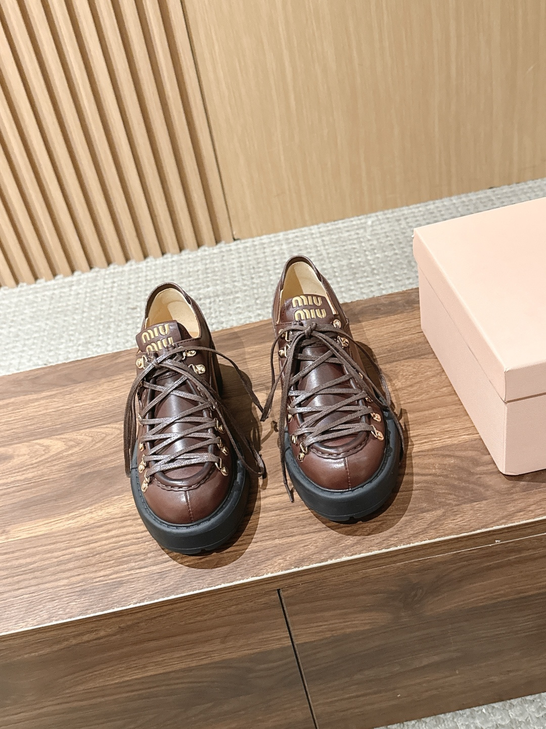 Miu Miu 缪缪新款复古登山风厚底鞋｜登山靴的系带设计，金属扣+交叉绑带细节感满满 细腻牛皮材质，鞋舌金色logo，