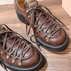 Miu Miu 缪缪新款复古登山风厚底鞋|登山靴的系带设计,金属扣+交叉绑带细节感满满 细腻牛皮材质,鞋舌金色logo, Miu Miu 缪缪新款复古登山风厚底鞋|登山靴的系带设计,金属扣+交叉绑带细节感满满 细腻牛皮材质,鞋舌金色logo,